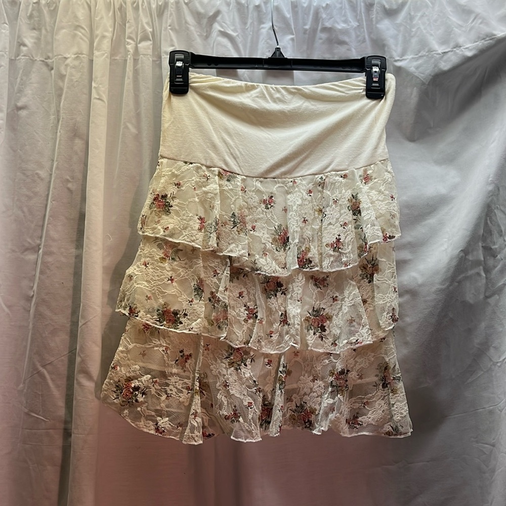 Sleeveless layered lace top with flower pattern